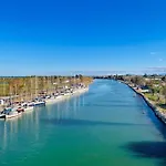 Апартаменты Nereidas Beachfront *